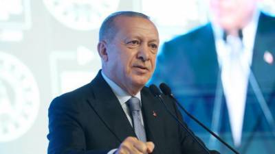 Эрдоган перешел из Макрона на "ты" и пообещал ему "немало проблем"