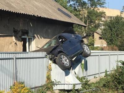 ДТП в Черновцах. Пьяный полицейский на BMW повис на заборе жилого дома