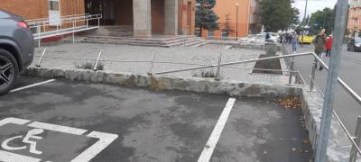 Вандалы сломали ограждение у здания Минздрава Карелии (ФОТО)