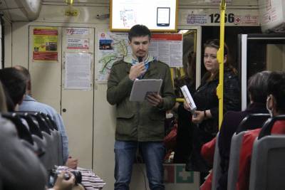 По Ульяновску проехал читающий «Литературный трамвай»