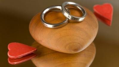 Почему браки по расчету оказываются крепче браков по любви — ответ психолога