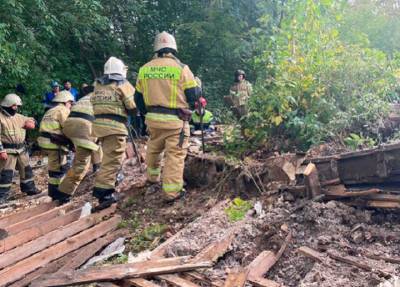 Один выскочил, двое не успели: в Удмуртии обрушился заброшенный дом, погибли дети