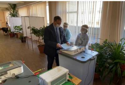 Выбор сделан: председатель Леноблизбиркома проголосовал на избирательном участке в Гатчине