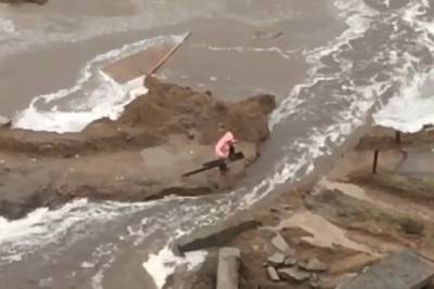 Женщина провалилась в поток воды в Читы при попытке сделать переправу после дождя