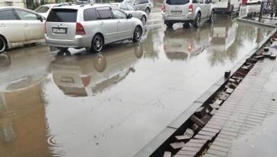 «Продажи резиновых сапог вырастут»: В Улан-Удэ затопило недавно отремонтированную дорогу