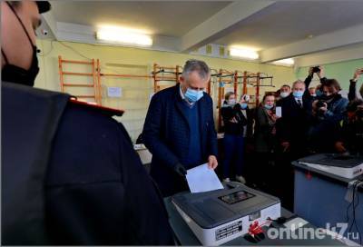 Голосование по-ленинградски: как в Лупполово с отличным настроением и песнями губернатора и муниципальных депутатов выбирают