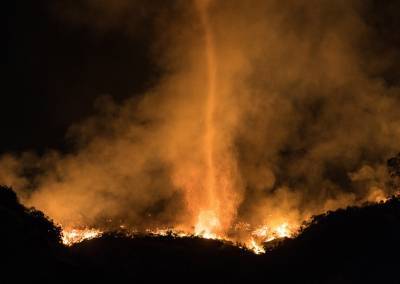 "Ад на земле": в Калифорнии сняли на видео огненное торнадо