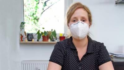30-летнюю медсестру хотят отправить на пенсию, так как она не может работать с пациентами с коронавирусом