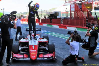 В Renault поздравили Пиастри с титулом в Формуле 3