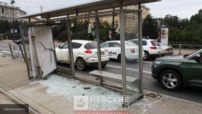 Прохожий избежал столкновения с влетевшим в остановку BMW в Петербурге