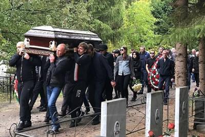 Сотни россиян пришли на похороны вора в законе Зятька