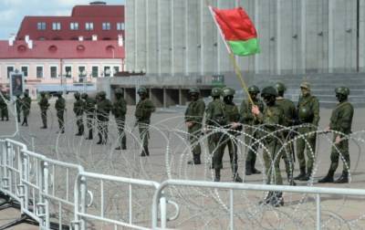 В центр Минска стянули бронетехнику с военными