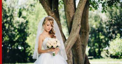 Британка вышла замуж за дерево и уже год счастлива в браке: видео