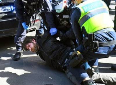 Власти Мельбурна арестовали более 70 человек за нарушение карантина в знак протеста против ограничений