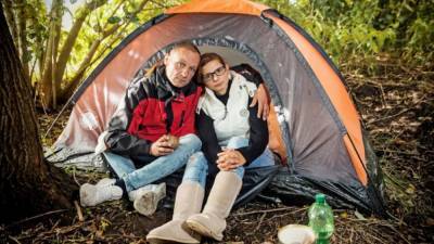 Пара потеряла работу из-за пандемии, осталась без жилья и переехала в палатку