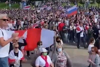 На многотысячном митинге в Минске заметили российские флаги