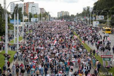 Белорусы снова вышли на массовые протесты: Минск наводнили силовики и военная техника