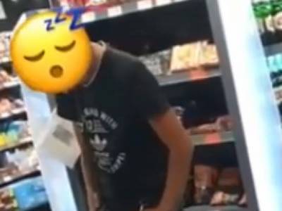 В Мелитополе в супермаркете покупатель – «зомби» напугал покупателей