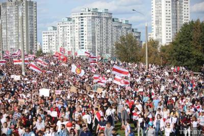 В центре Минска собралось 150 тысяч протестующих. Они строят баррикады
