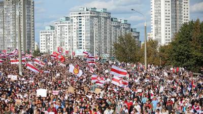 Протестующие начали постройку баррикад в Минске