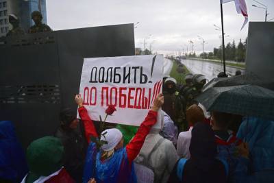 На улицах Минска снова строят баррикады