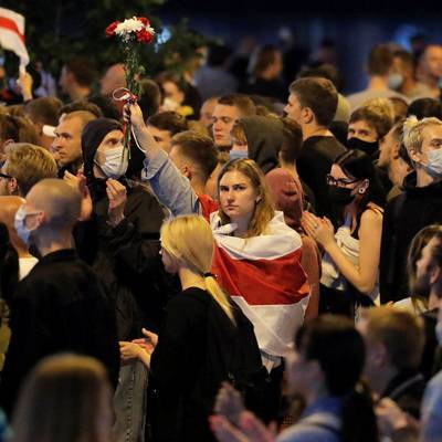 Протестующие в центре Минска начинают строить баррикады