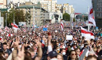 Силовики в Минске стреляли в воздух перед 100 тысячами протестующих