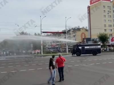 В Беларуси в ход пошли водометы и светошумовые гранаты. У ОМОНа снова ружья