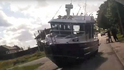 Видео: Корабль «сел на мель» посреди дороги в поселке под Петербургом