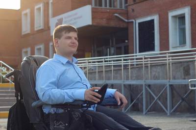 В Челябинске инвалида-колясочника пришлось заносить на избирательный участок
