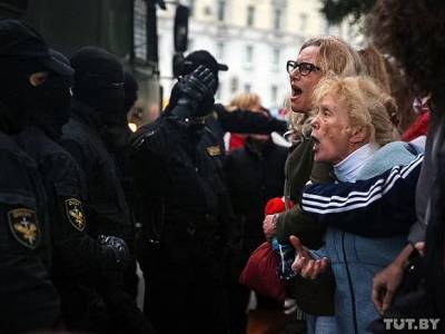 Протестующие в Минске начали возводить баррикады