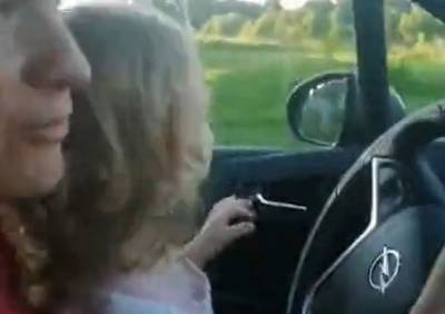 Рязанская полиция проверяет видео с двухлетней девочкой за рулем авто