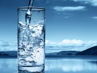 Медик развеял главный миф о «детской» питьевой воде