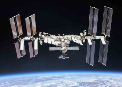 Специалисты не стали корректировать орбиту МКС из-за американского спутника