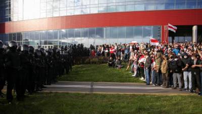 В Минске протестующие начали возводить баррикады