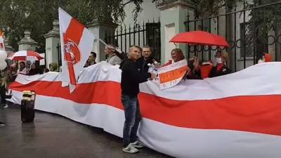 У посольства РБ в Москве собрались сторонники и противники Лукашенко
