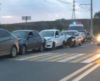 "Ламбаду" устроили автомобили на Октябрьском мосту, есть пострадавшие