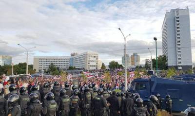 В центре Минска участники протестных акций начали строить баррикады
