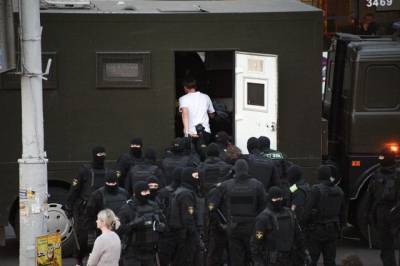 В Минске на протестных акциях задержано более 400 человек