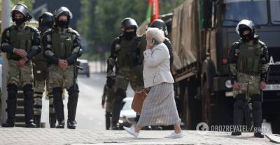 В центре Минске протестующие начали строить баррикады - видео
