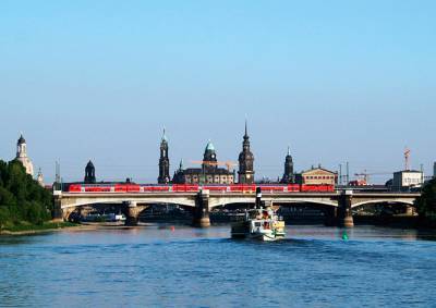 Чешское судно застряло под мостом в центре Дрездена