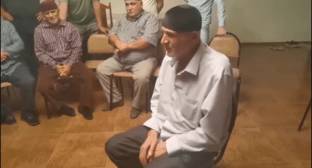 Участники схода в Урус-Мартане записали видео с осуждением Ахмеда Закаева
