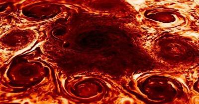 Ученые раскрыли загадку шестиугольных штормов Юпитера