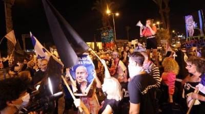 Митинг у аэропорта Бен-Гурион: "Обвиняемый сбегает на торжества с шампанским"