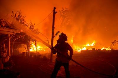 В охваченной пожарами Калифорнии сняли на видео огненный торнадо