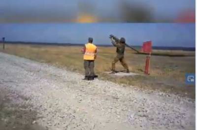 На России солдат уронил зенитную установку с ракетой, которая начала хаотичный полет (ВИДЕО)