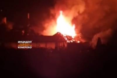 Крупный ночной пожар в Кемерове попал на видео