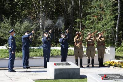 В Победино провели церемонию захоронения останков советских воинов