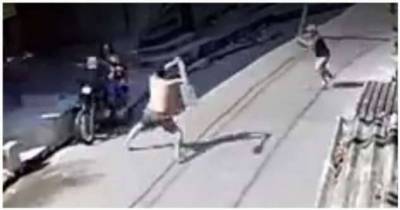 Пешеходы осыпали тумаками грабителя и его подругу (1 фото + 1 видео)