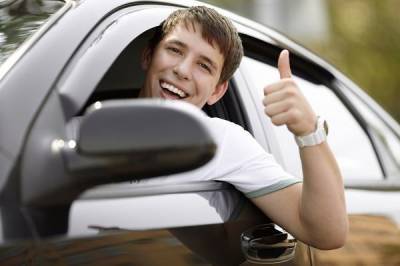 В Госдуме предлагают разрешить водить машины с 16 лет